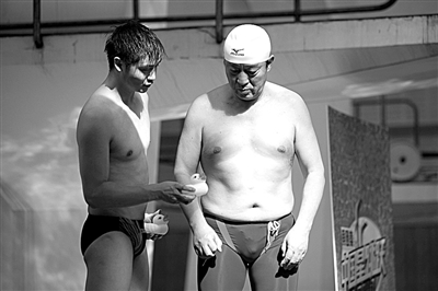 田亮給牛群解釋小鴨子的用途。