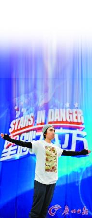 俞灝明以一個干凈利落的動作從3米臺一躍而下。