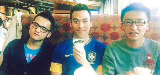 何猷啟在微博上載他在波士頓讀書的照片，與同學(xué)的生活很普通