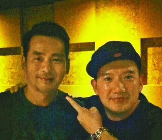 周焯華作為《低俗喜劇》投資人，與男主角杜汶澤合照。