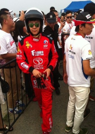 李晨撞車后看起來(lái)并無(wú)大礙，調(diào)整狀態(tài)繼續(xù)比賽。