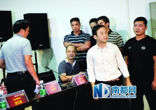 佛山精武會會長梁旭輝在弟子保護(hù)下來到現(xiàn)場。