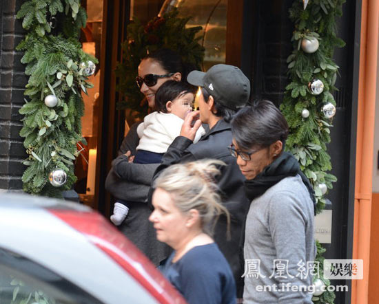 吳彥祖攜帶妻女外出逛街，小寶貝萌態(tài)十足。