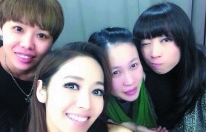 侯佩岑（中）14日在微博公開近照，被粉絲看出臉變圓。