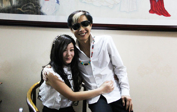 近日，55歲的鄧建國攜新女友恩愛現(xiàn)身，不但大曬甜蜜私密生活照，還在人前勾肩搭背大秀恩愛。