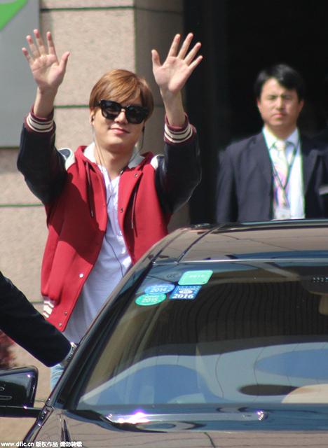 李敏鎬現(xiàn)身揮手不斷 墨鏡遮面臉圓走樣也可愛 李敏鎬現(xiàn)身揮手不斷 墨鏡遮面臉圓走樣也可愛