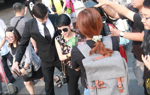 2015年7月6日，北京，陶喆前任楊子晴現(xiàn)身首都機(jī)場(chǎng)。剛一出來(lái)就遭到媒體圍堵，問(wèn)及7號(hào)陶喆會(huì)有反駁證據(jù)