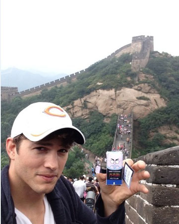 好萊塢著名影星艾什頓庫徹?cái)y“喬大爺”游中國(guó) 好萊塢著名影星艾什頓庫徹?cái)y“喬大爺”游中國(guó)