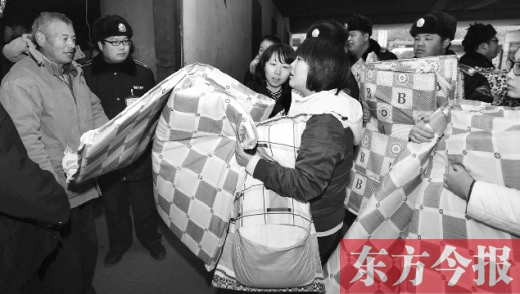 首批5個(gè)“今報(bào)愛(ài)心衣櫥”鄭州亮相 首批5個(gè)“今報(bào)愛(ài)心衣櫥”鄭州亮相