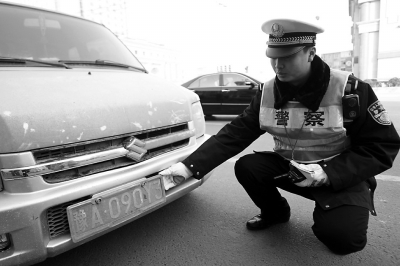 “最嚴(yán)交規(guī)”實(shí)施首日 多名司機(jī)被扣12分 “最嚴(yán)交規(guī)”實(shí)施首日 多名司機(jī)被扣12分