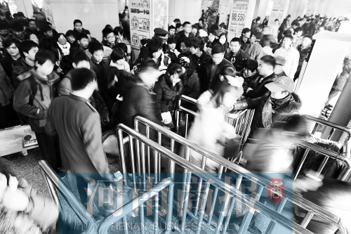 這兩天，汽車站客流量很大　