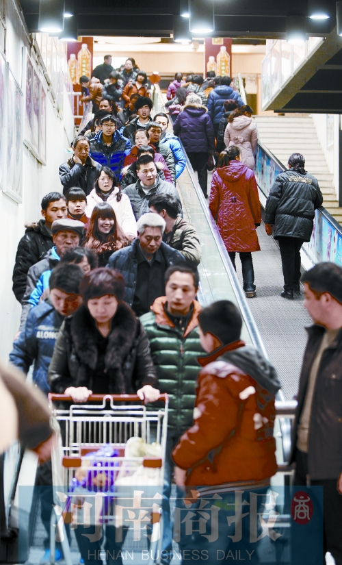 春節(jié)期間，鄭州各商超人流如織