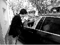 有個人晃了一圈后，寶馬、現(xiàn)代、越野的車窗都“長”出大窟窿