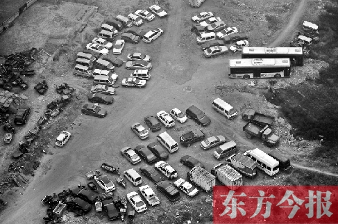 鄭州市一違章車輛處理停車場(chǎng)中包含一些報(bào)廢車輛 鄭州市一違章車輛處理停車場(chǎng)中包含一些報(bào)廢車輛