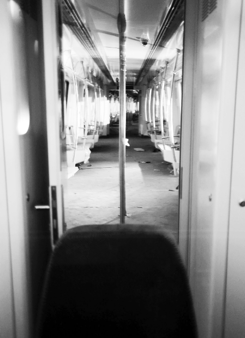 透過擋風玻璃，依稀能看到車廂內(nèi)的樣子