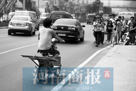 剛駛出隧道口，騎電動車的他被交警攔下 邱曉峰/攝
