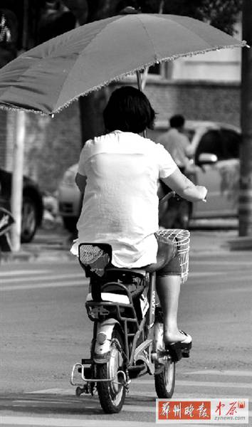 帶傘的電動車隨處可見 帶傘的電動車隨處可見