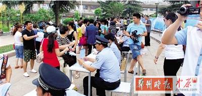 昨天上午，警方在紫荊山廣場(chǎng)進(jìn)行了大規(guī)模的宣傳活動(dòng)。警方供圖