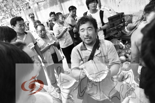 為了表示感謝，陳小立切西瓜分給大家吃。