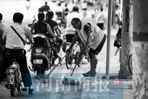 環(huán)衛(wèi)工清掃大街 記者 王春勝/攝 環(huán)衛(wèi)工清掃大街 記者 王春勝/攝