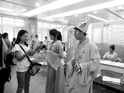 招聘會上，企業(yè)玩起行為藝術(shù)。