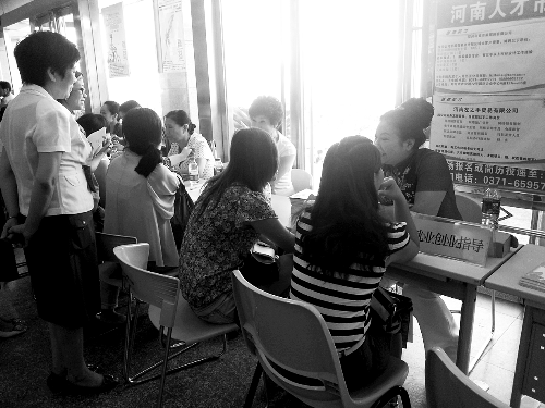 招聘會，導(dǎo)師團正與大學(xué)生面對面交談。