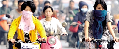 10月8日，鄭州市民遮擋口鼻騎行。 新華社發(fā)