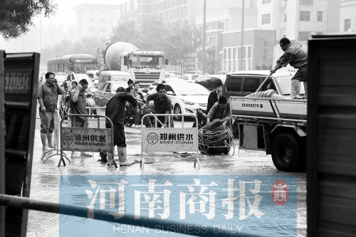 工作人員正在搶修，預(yù)計(jì)今晚能恢復(fù)供水