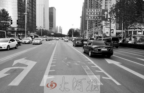 這條畫有多條短斜線的車道就是可變車道，視車流量大小而定，直行車輛多時它是一個直行車道，左轉(zhuǎn)車輛多時它