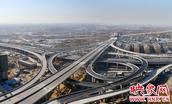 鄭州地鐵1號(hào)線和三環(huán)高架同日通車 市區(qū)擁堵大為緩解