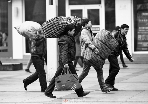 鄭州火車站廣場，行色匆匆的趕路人。