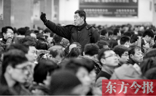 一場雨夾雪讓鄭州火車站的客流又增加了不少。昨天，售票大廳內(nèi)排隊(duì)購票的旅客摩肩接踵