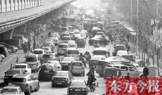 鄭大一附院北門的馬路被非機動車占去一條車道，這里也極易造成交通擁堵