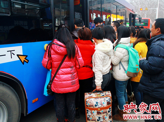 鄭州市金水路紫荊山公交樞紐站又現(xiàn)火爆場面。