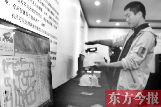 可見光通信技術(shù)應(yīng)用展示會(huì)上，參觀者體驗(yàn)新技術(shù)在采礦工具上的應(yīng)用