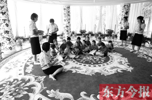 鄭州一幼兒園里的孩子在老師的帶領下讀《論語》。