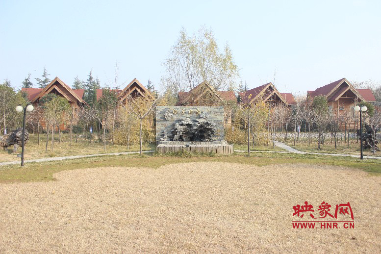 后面就是小別墅，前面是個(gè)廣場(chǎng)