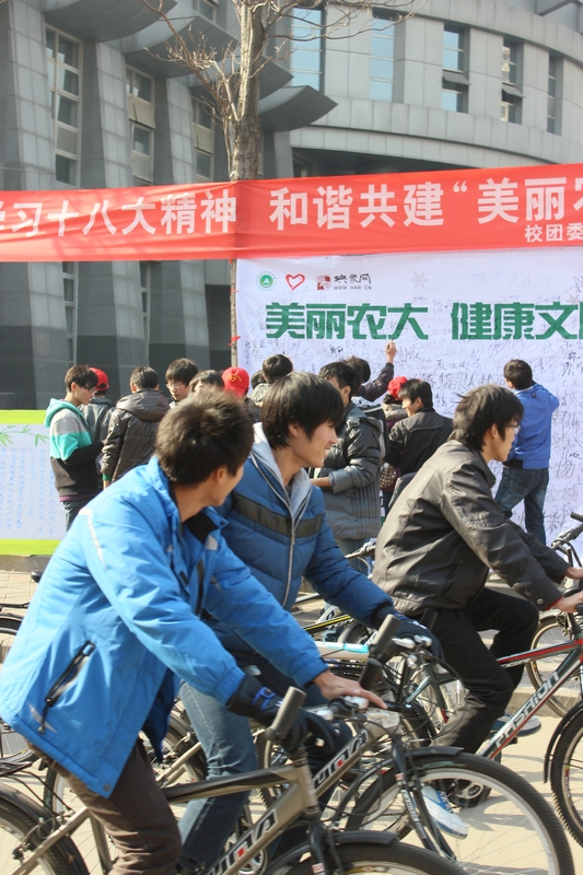 活動現(xiàn)場人流涌動，過路人群駐足觀看