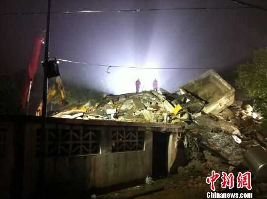 六層民房倒塌現(xiàn)場(chǎng)。何蔣勇　攝