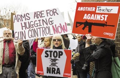 12月17日，華盛頓，示威者來到美國“全國槍支協(xié)會”在國會的說客辦公室表達控制槍支的訴求。