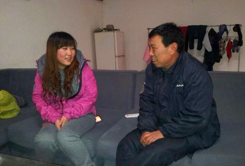 楊萌萌與村民說起工作的事兒 楊萌萌與村民說起工作的事兒