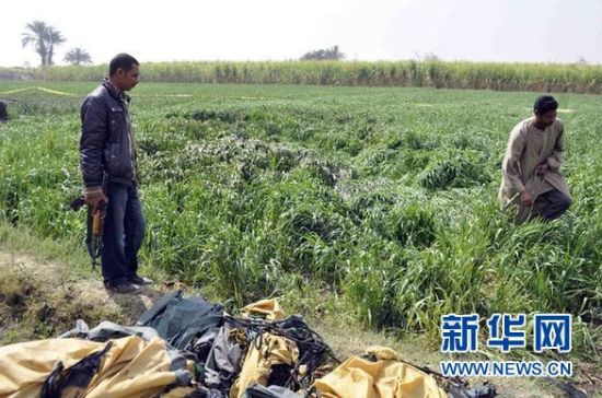 2月26日，在埃及旅游城市盧克索附近，當(dāng)?shù)匕踩藛T在發(fā)生熱氣球爆炸事故的現(xiàn)場查看。