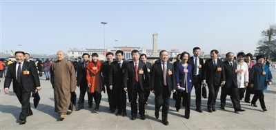 昨日，中國人民政治協(xié)商會議第十二屆全國委員會第一次會議在北京人民大會堂開幕。這是全國政協(xié)委員走向人民大會堂。新華社記者 陳樹根 攝