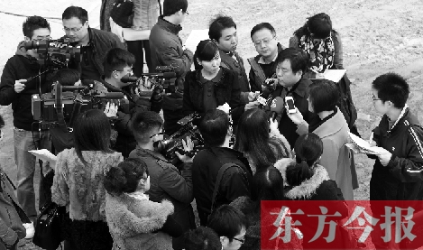 經(jīng)適房“下課”，公租房的申請、租金等備受關(guān)注，圖為鄭州市房管局規(guī)劃和住房保障處處長馮榮智被媒體記者“