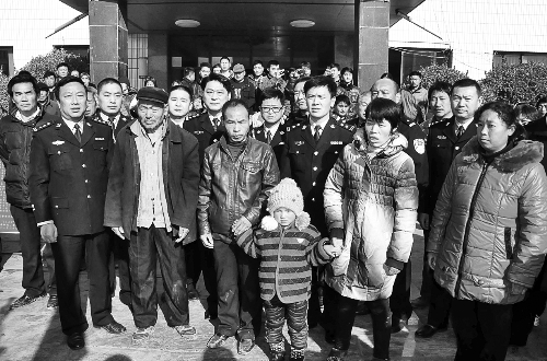 河南參與公安部抓捕行動(dòng)逮住55個(gè)人販子 救出24名兒童 河南參與公安部抓捕行動(dòng)逮住55個(gè)人販子 救出24名兒童