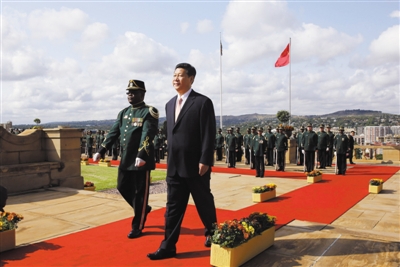 3月26日，南非總統(tǒng)祖馬在比勒陀利亞聯(lián)邦大廈前廣場舉行儀式，歡迎中國國家主席習(xí)近平訪問南非。這是習(xí)近平檢閱儀仗隊(duì)。新華社記者 蘭紅光 攝