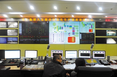 前日，八寶煤業(yè)公司，大家監(jiān)控井內(nèi)狀況。新華社 張楠 攝