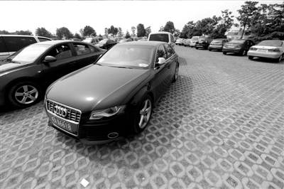 3月30日，掛有AZG(安徽政府公務(wù)的拼音縮寫）通行證的車輛停放在合肥市小蜀山公墓停車場內(nèi)。