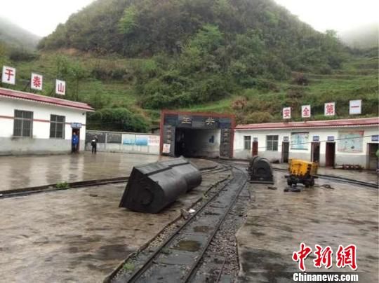 事故發(fā)生于5日晚22時(shí)許，事發(fā)時(shí)共有41人在井下作業(yè)，其中有32人安全升井，9人被困井下。