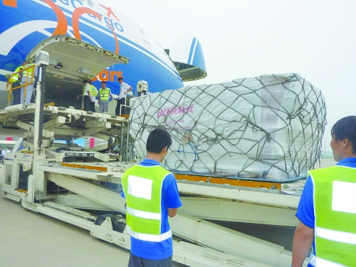 一批貨物正在運上飛機 一批貨物正在運上飛機